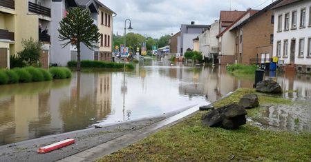 Zalane ulice, liczne ewakuacje. Krytyczna sytuacja w Niemczech