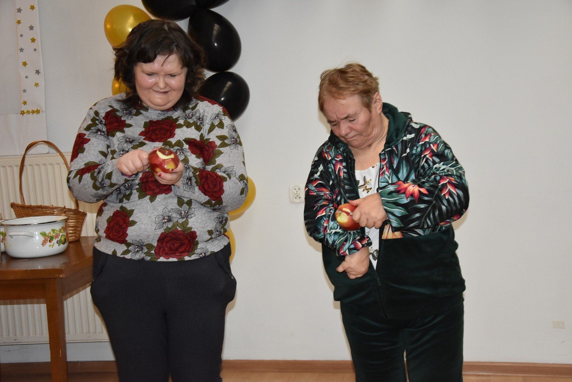 Konkurs na obieranie jabłka.