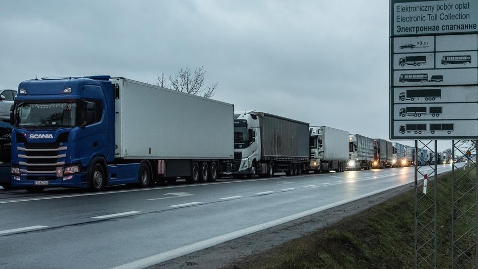 Kolejka tirów przed terminalem w Koroszczynie na polsko-białoruskiej granicy