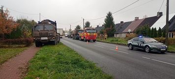 Zderzenie wojskowych ciężarówek na drodze krajowej! Wyciekły płyny, ruch został wstrzymany na jednym pasie