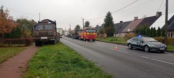 Zderzenie wojskowych ciężarówek na drodze krajowej! Wyciekły płyny, ruch został wstrzymany na jednym pasie