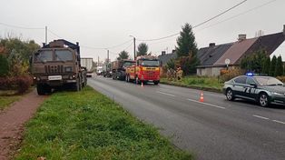 Zderzenie wojskowych ciężarówek na drodze krajowej! Wyciekły płyny, ruch został wstrzymany na jednym pasie