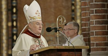 Warszawa. Arcybiskup Henryk Hoser w szpitalu. Zakażony koronawirusem
