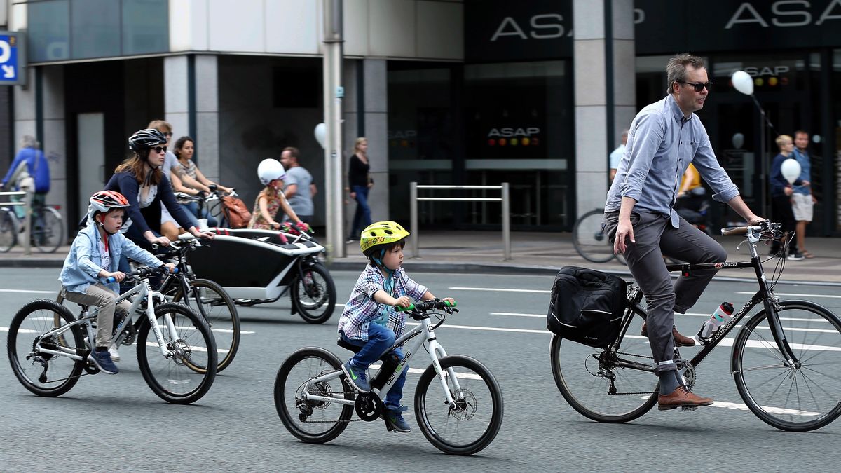 BRUSSELS, BELGIUM - SEPTEMBER 22: People ride bikes in a street, in Brussels, Belgium during the "Car Free Day", on September 22, 2019. The traffic is stopped for the day and  the ban is applied to all motorized vehicles, except vehicles with special permit.  (Photo by Dursun Aydemir/Anadolu Agency via Getty Images)
