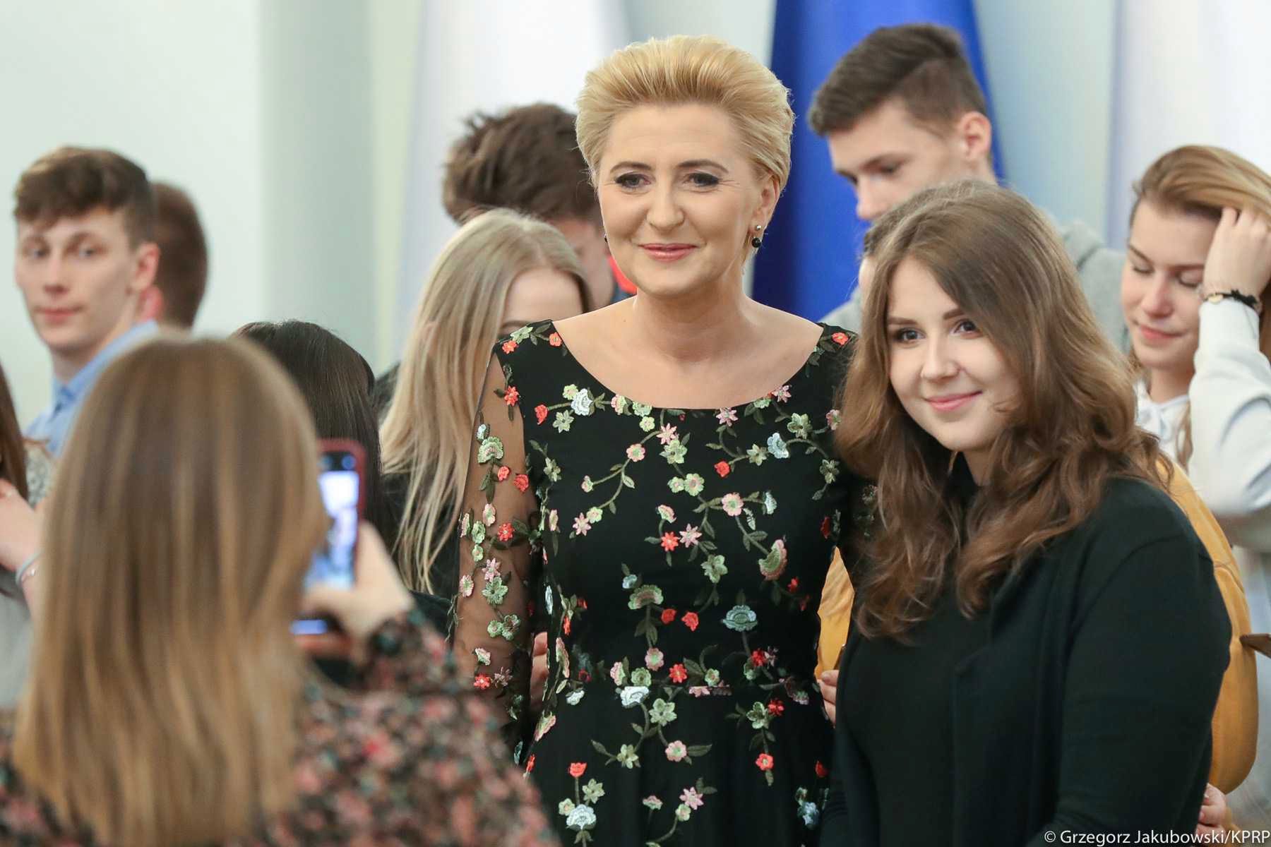 Agata Duda oprowadziła młodzież po pałacu