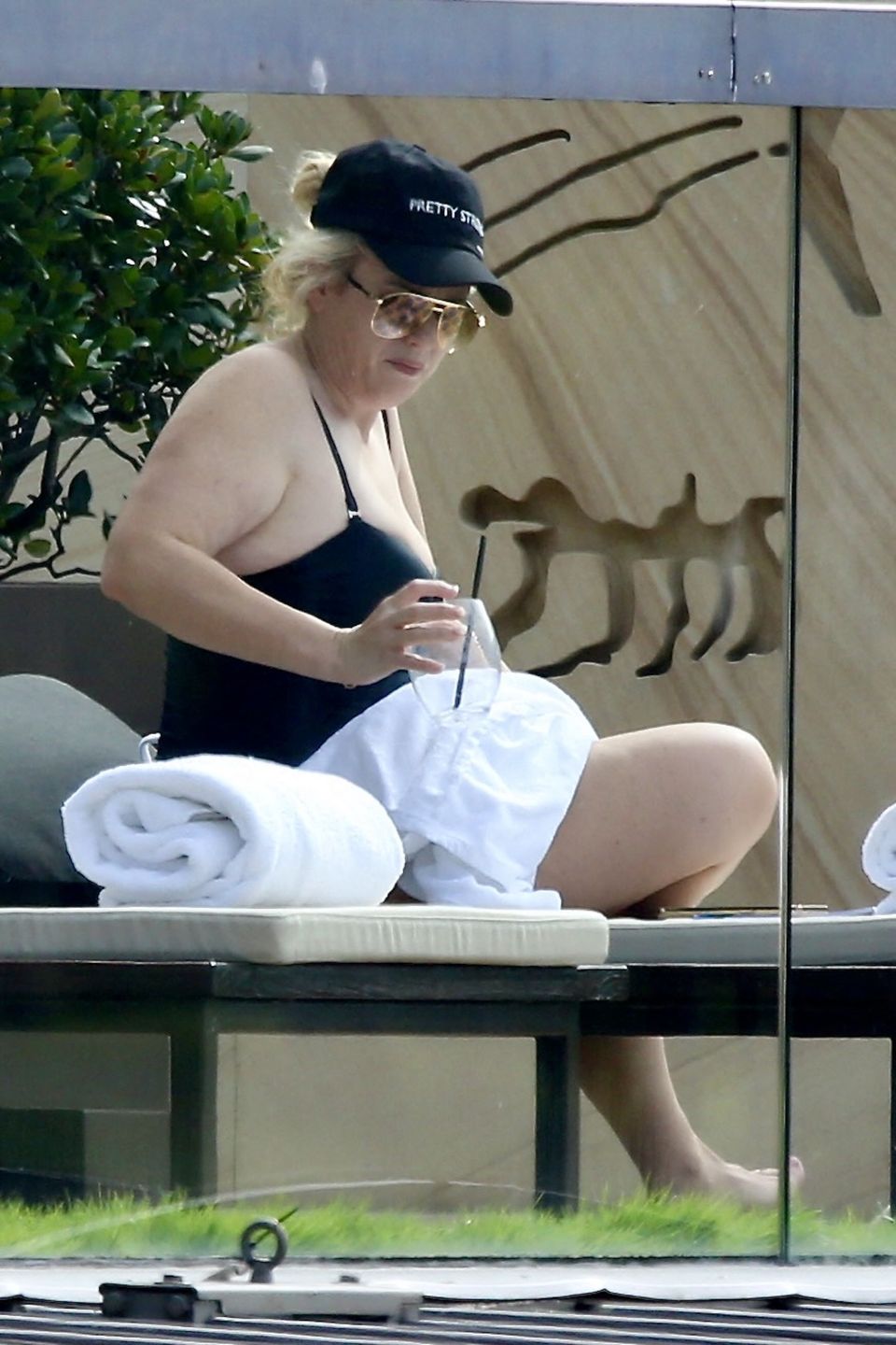 Rebel Wilson korzysta z uroków hotelowego tarasu