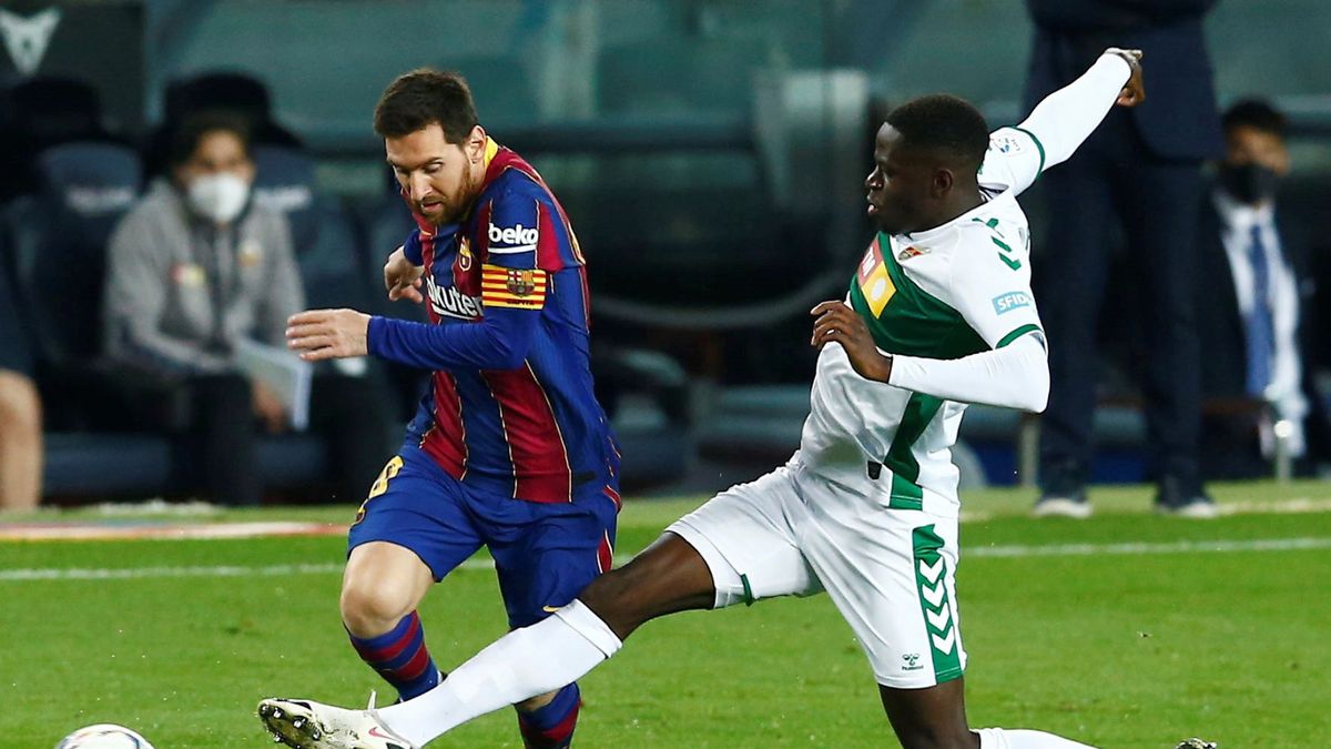 Zdjęcie okładkowe artykułu: PAP/EPA / Enric Fontcuberta / Na zdjęciu: Lionel Messi (z lewej) i Omenuke Mfulu