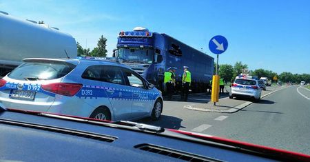 Wypadek na obwodnicy Puław. Motocyklista uderzył w tył naczepy ciężarówki [ZDJĘCIA]