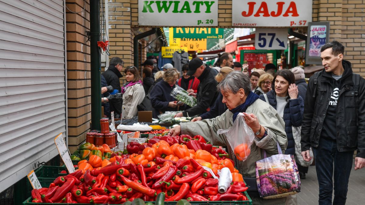 Warszawa, 29.03.2024. Wielki Pi�tek. Mieszka�cy stolicy podczas zakup�w wielkanocnych pod hal� Mirowsk� w Warszawie, 29 bm. (mr) PAP/Piotr Nowak
Piotr Nowak
bak�a�an, bazar, cukinia, hala Mirowska, handel, ilustracja, papryka, sprzeda�, targ, targowisko, tradycja, warzywa, warzywo, Wielkanoc, wielki piatek, zakupy, bazarek, kupuj�cy, mieszka�cy, stoiska, stoisko, stragan, stragany