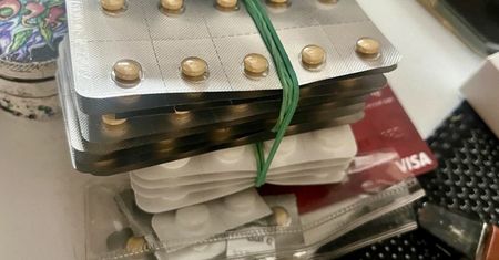 Włamali się na internetowe konto lekarza i wystawiali recepty na opioidy