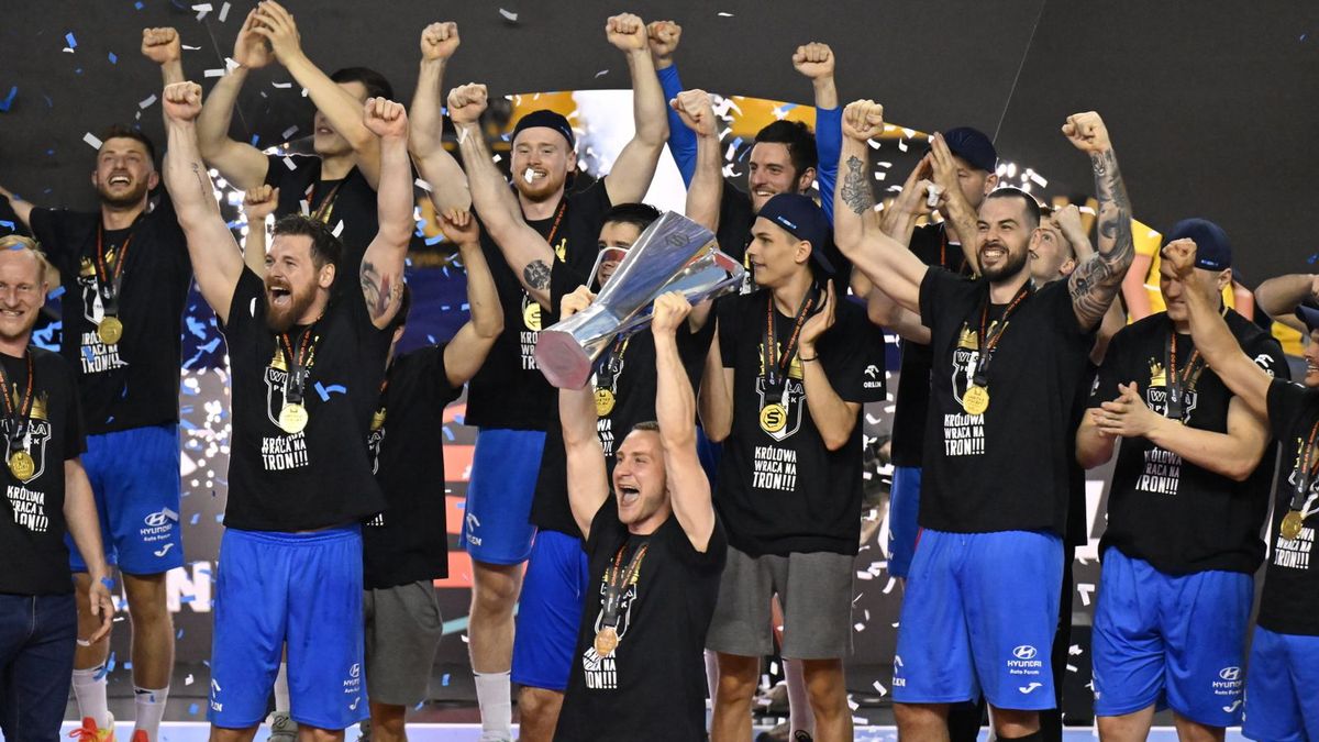 PAP / PAP/Piotr Polak / Na zdjęciu: Radość zawodników Orlen Wisły Płock podczas dekoracji medalowej po zwycięstwie w meczu finałowym Ekstraklasy