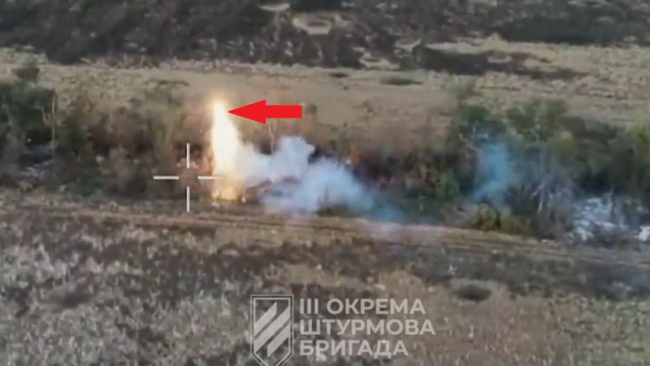 Ukraiński dron z ładunkiem termitu podczas nalotu na Rosjan.