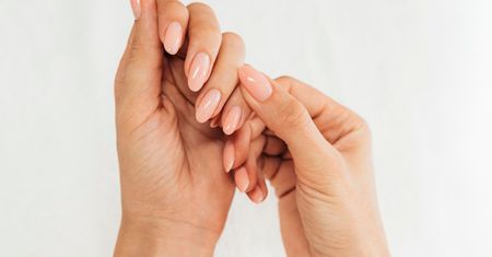 Wakacyjne paznokcie – jakie są najmodniejsze trendy w 2026?