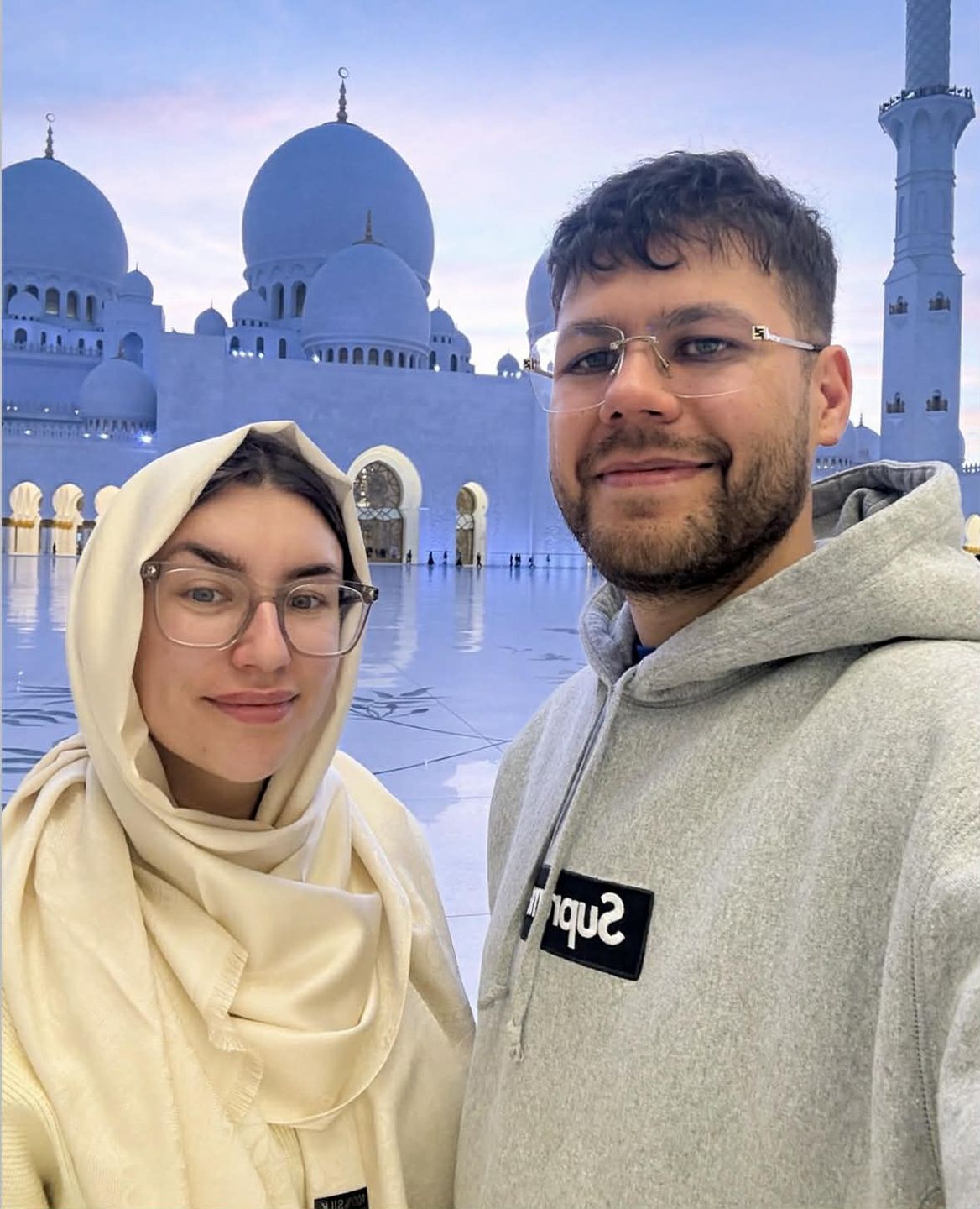 Youtuber Jawor poleciał do Dubaju z ciężarną partnerką