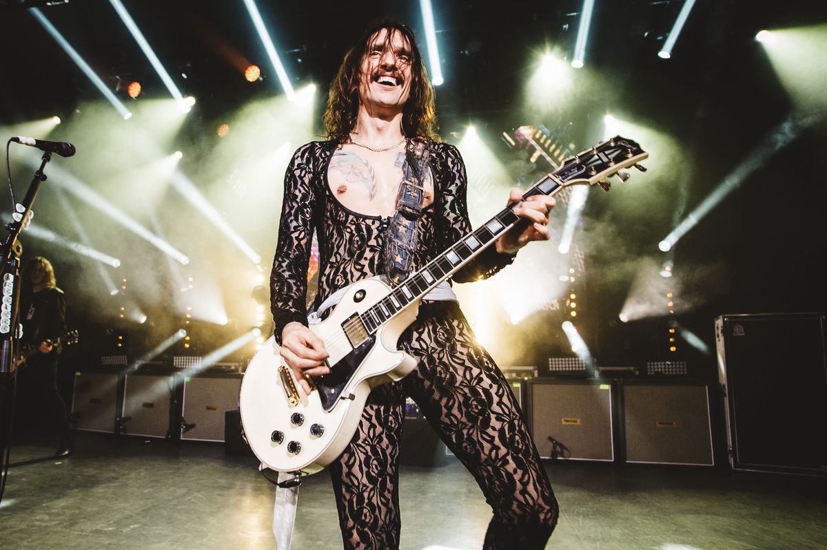 Justin Hawkins z The Darkness miał niefortunny wypadek (Photo by Mariano Regidor/Redferns)