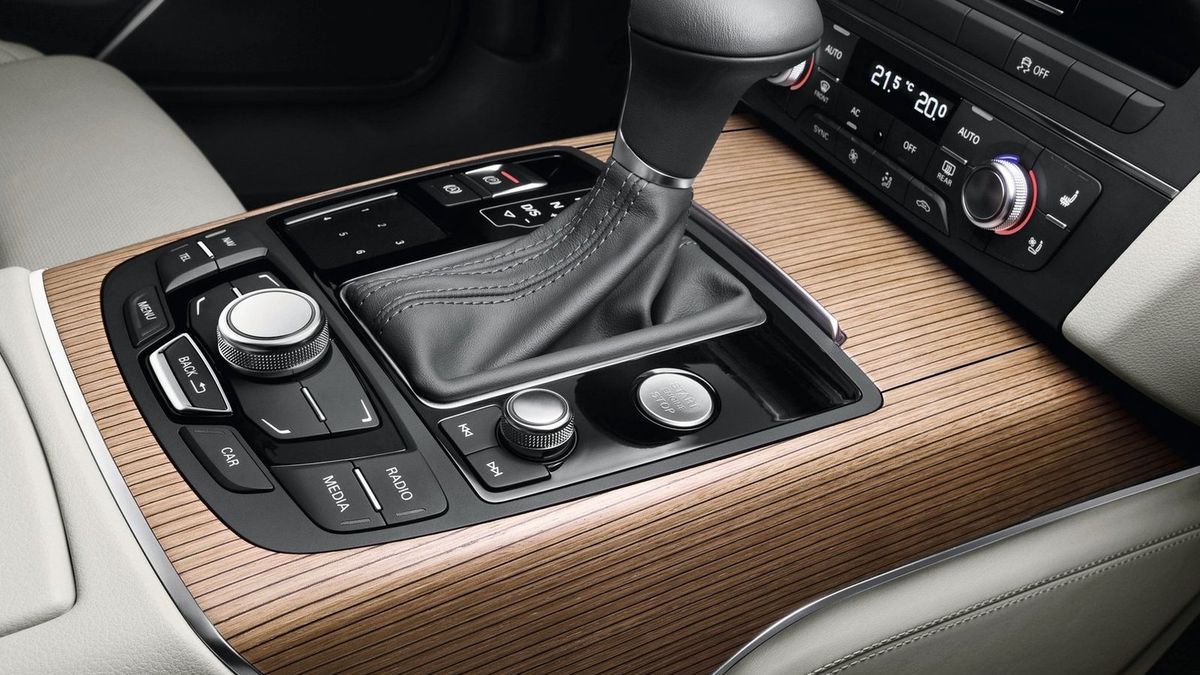Drążek automatycznej skrzyni biegów nie musi niczego zdradzać. Podpowiadamy, jak sprawdzić, czy w twoim audi jest skrzynia Multitronic.