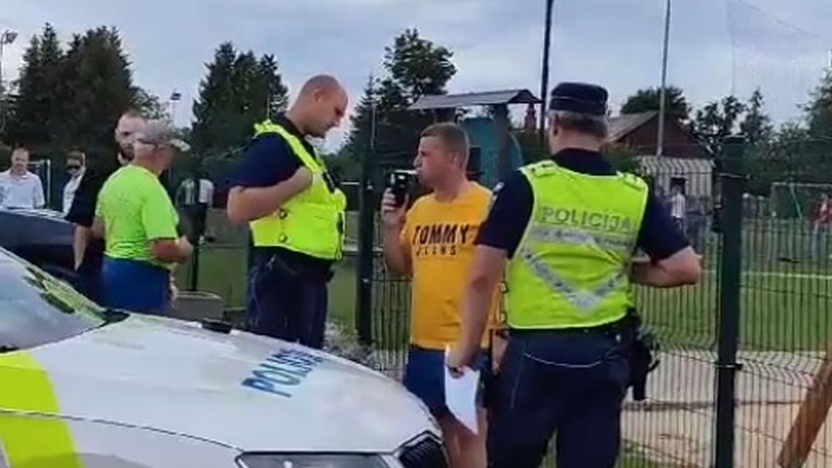 Twitter / Na zdjęciu: pijany sędzia podczas meczu ligi łotewskiej