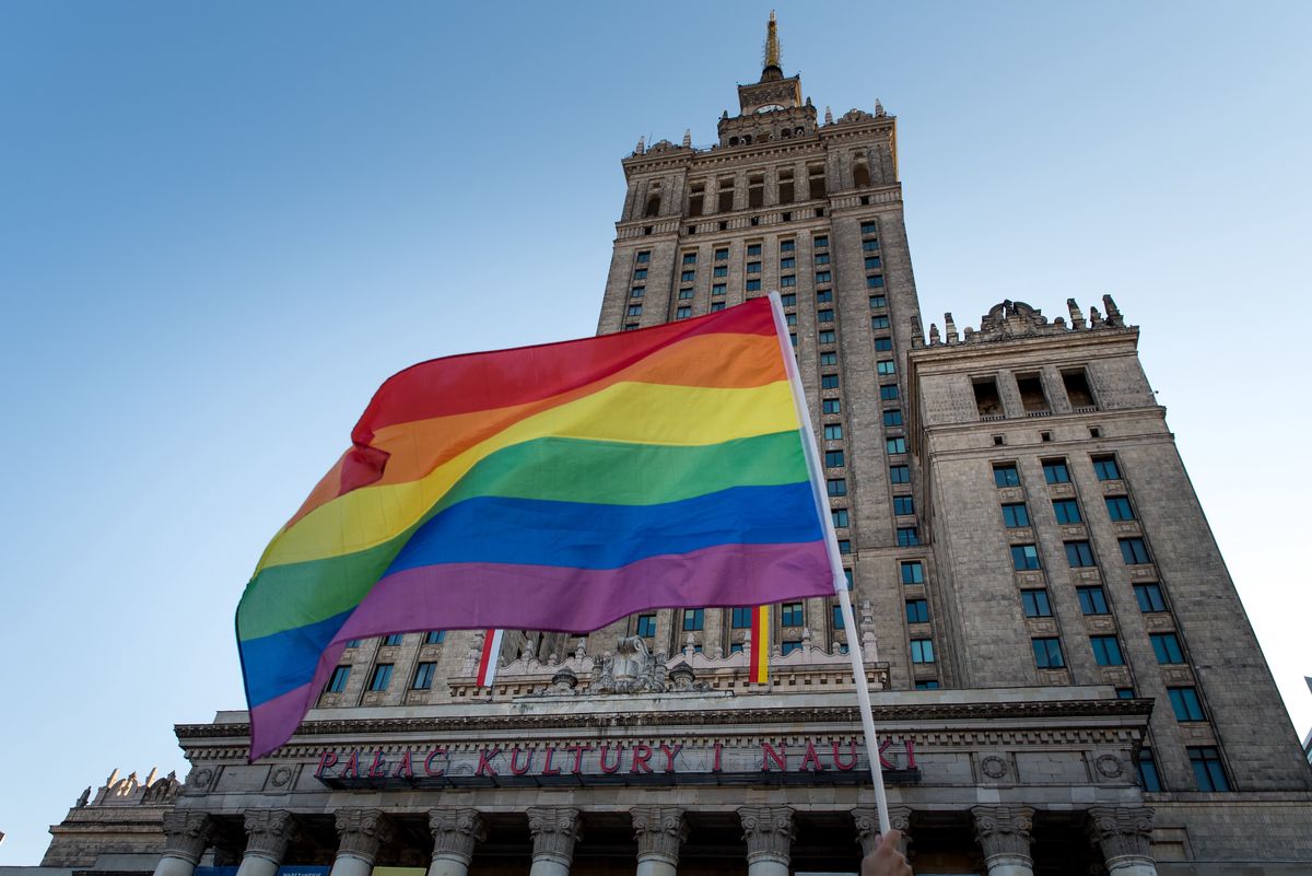 Warszawa. Aktywista LGBT pobity przed domem. Trzymał partnera za rękę