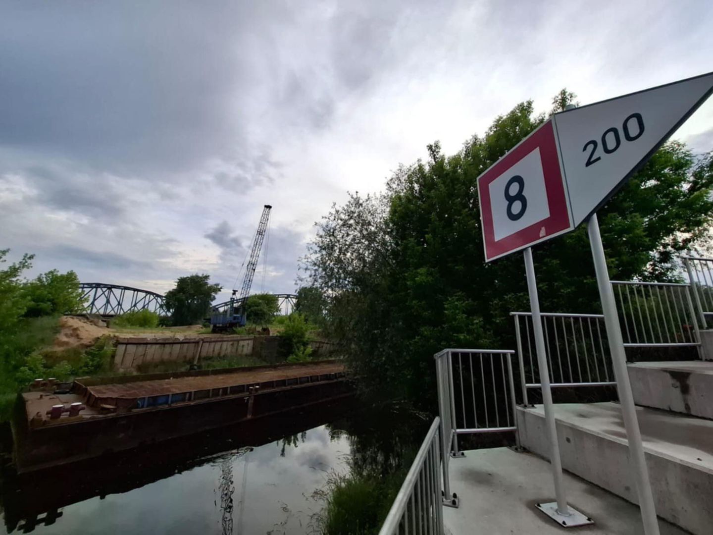Maszyny używane wcześniej w pracy przedsiębiorstwa dzierżawiącego teren w Fordonie nad Wisłą, wciąż znajdują się w sąsiedztwie nowego, zrewitalizowanego nabrzeża