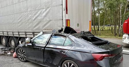 Mysłowice: Kierowca Skody wbił się pod tira na drodze ekspresowej. Jest w ciężkim stanie