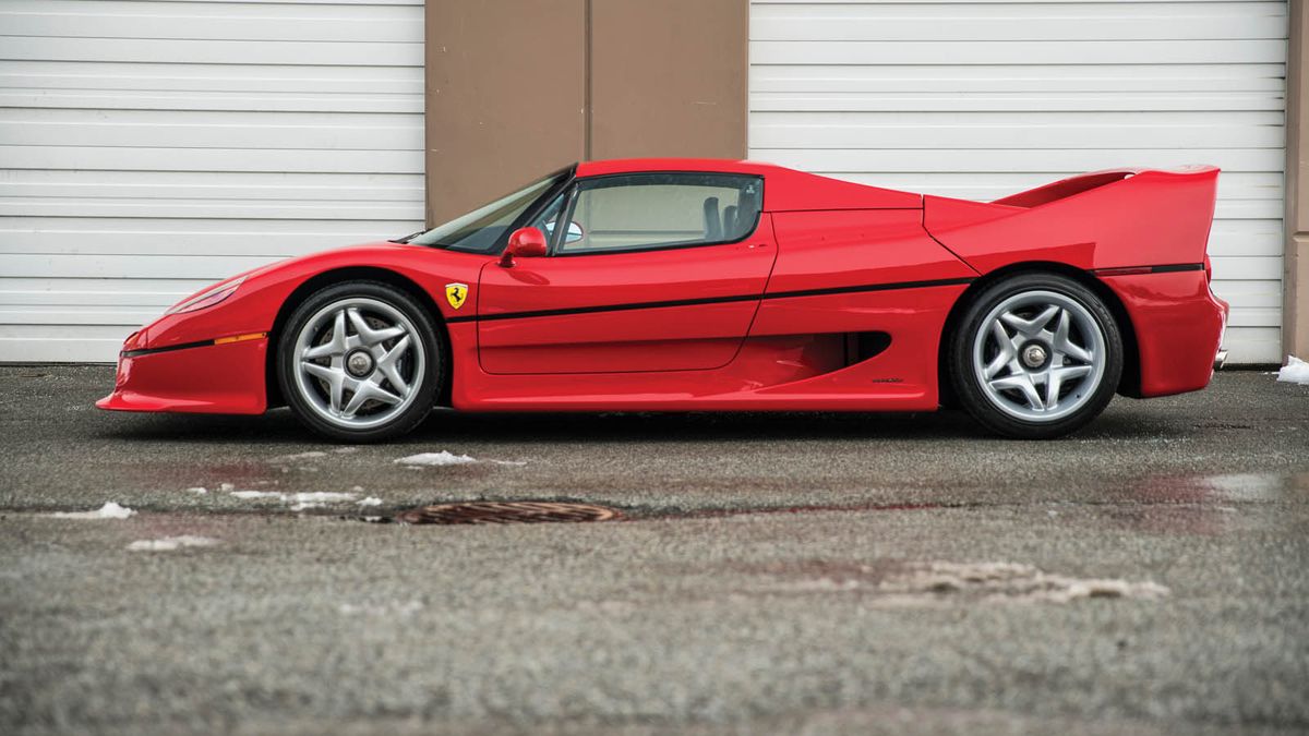 Pięknie zachowany egzemplarz, ubrany w lakier Rosso Corsa - jedyny słuszny w przypadku tego modelu, zostanie niebawem wystawiony na aukcji RM Sotheby's.