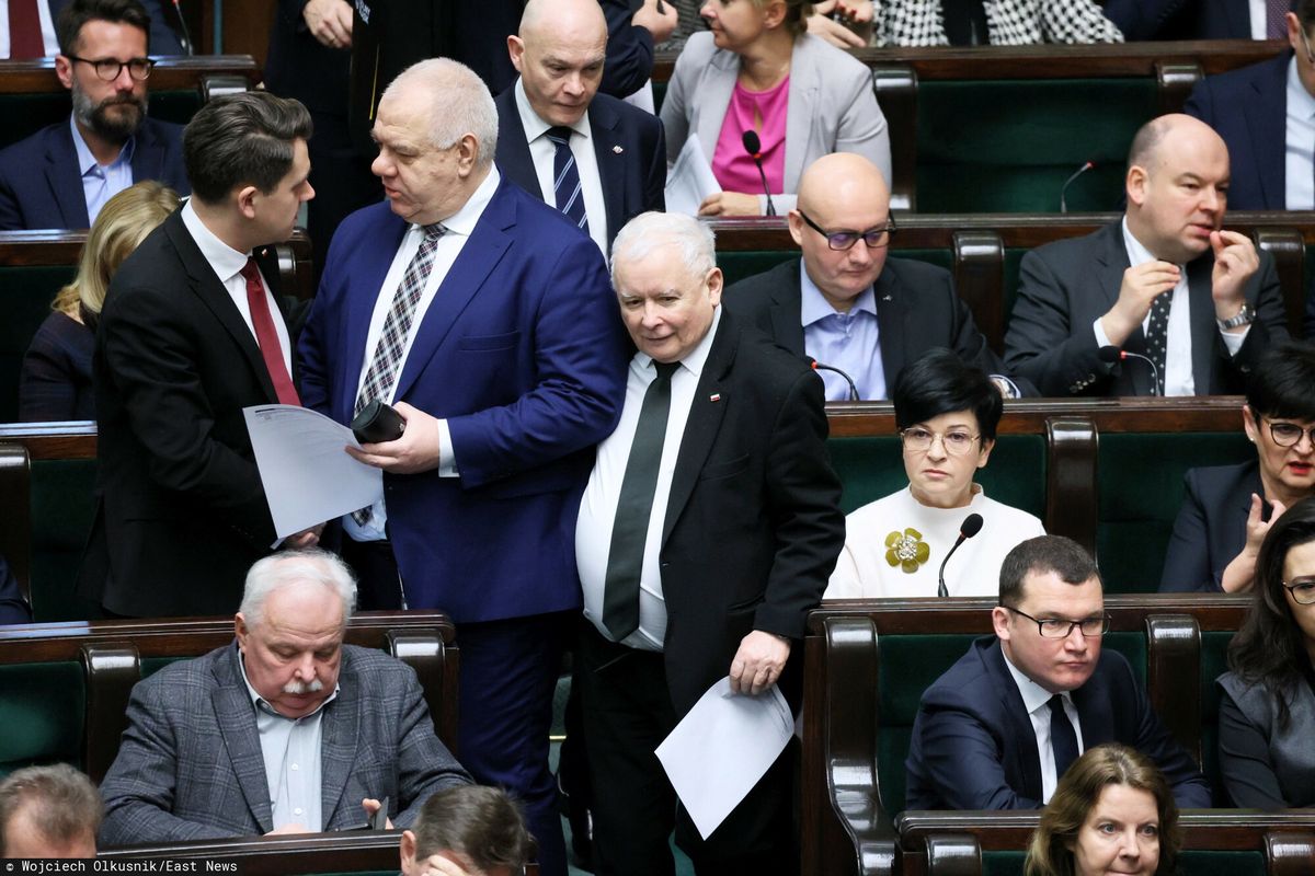 Politycy PiS na sali obrad Sejmu
