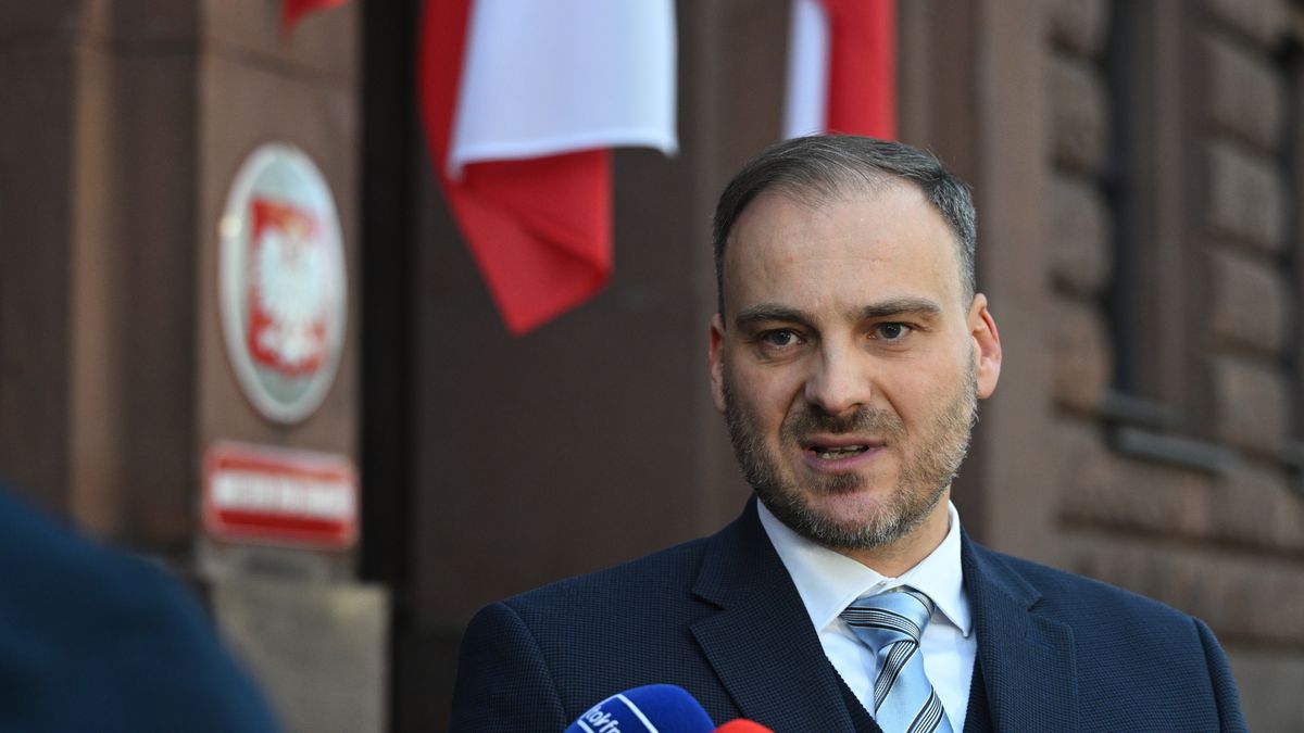 Warszawa, 01.03.2026. Rzecznik prasowy Ministerstwa Spraw Zagranicznych Maciej Wiewiór podczas briefingu prasowego przed wejściem głównym do gmachu MSZ w Warszawie, 1 bm. Spotkanie dot. sytuacji na Bliskim Wschodzie. (aldg) PAP/Radek Pietruszka