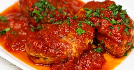 Mięsne pierożki serwuję z dodatkiem pomidorowego sosu. Znikają w mig
