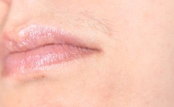 Usunie kobiecy wąsik. Kup w spożywczym i posmaruj