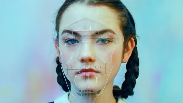 Evija Laivina fotografuje ludzi z dziwnymi ”gadżetami upiększającymi” z eBaya 1