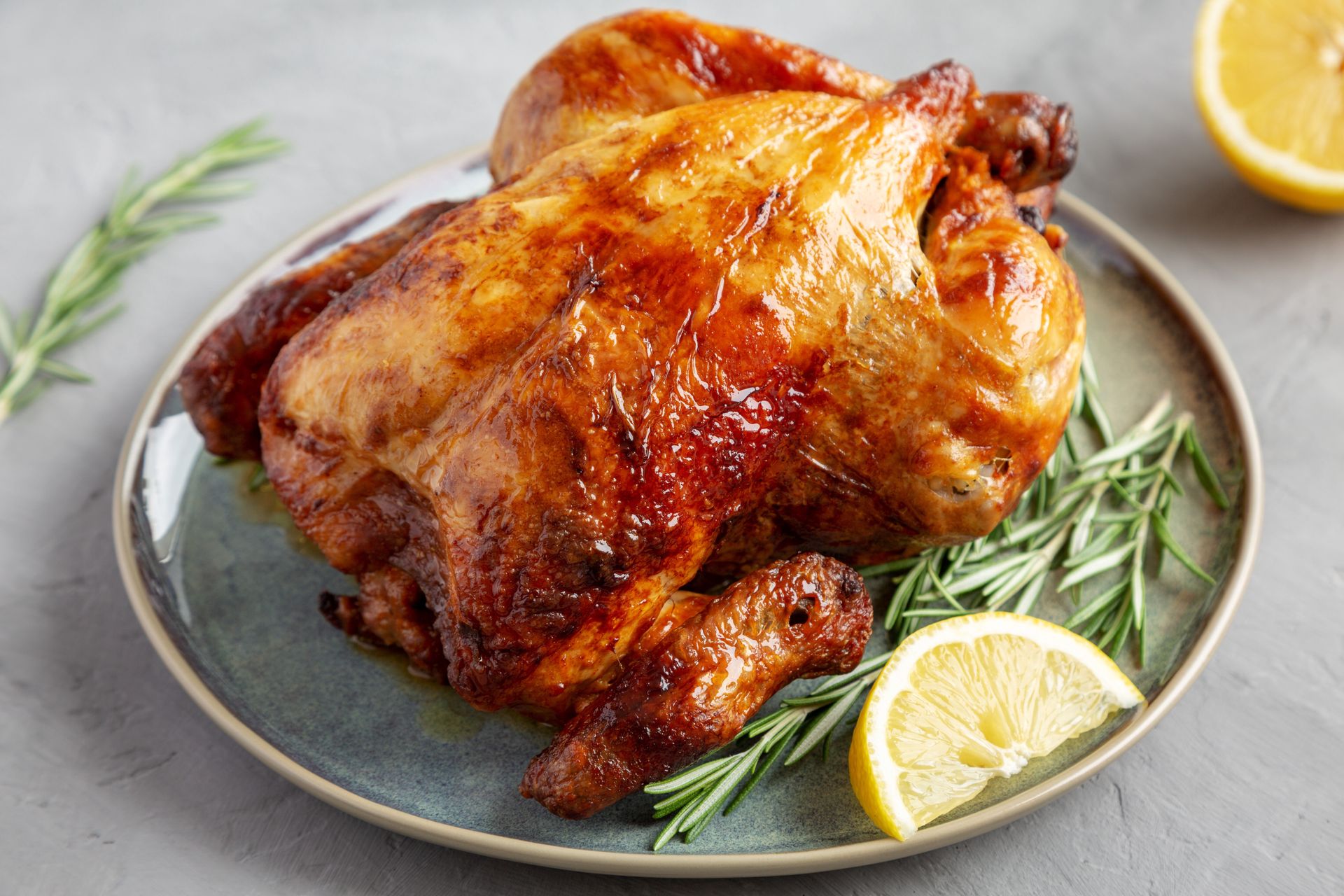 Francuzi zajadają się takim kurczakiem co niedzielę. Skórka jest chrupiąca, a mięso rozpływa się w ustach