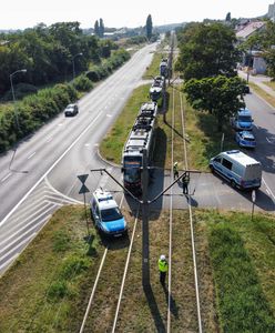 Wypadek na torach. Radiowóz policji zniszczony