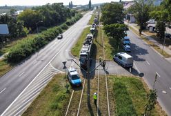 Wypadek na torach. Radiowóz policji zniszczony