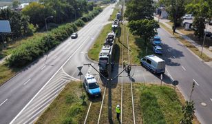 Wypadek na torach. Radiowóz policji zniszczony