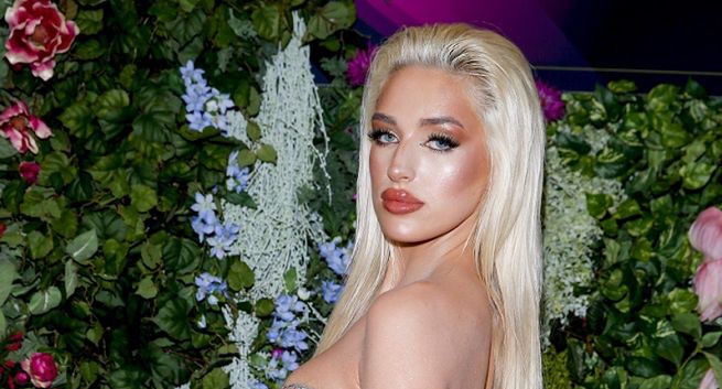 Caroline Derpienski chce 50 mln zł za parodie Nosowskiej. "Nie jest ofiarą, lecz beneficjentką"