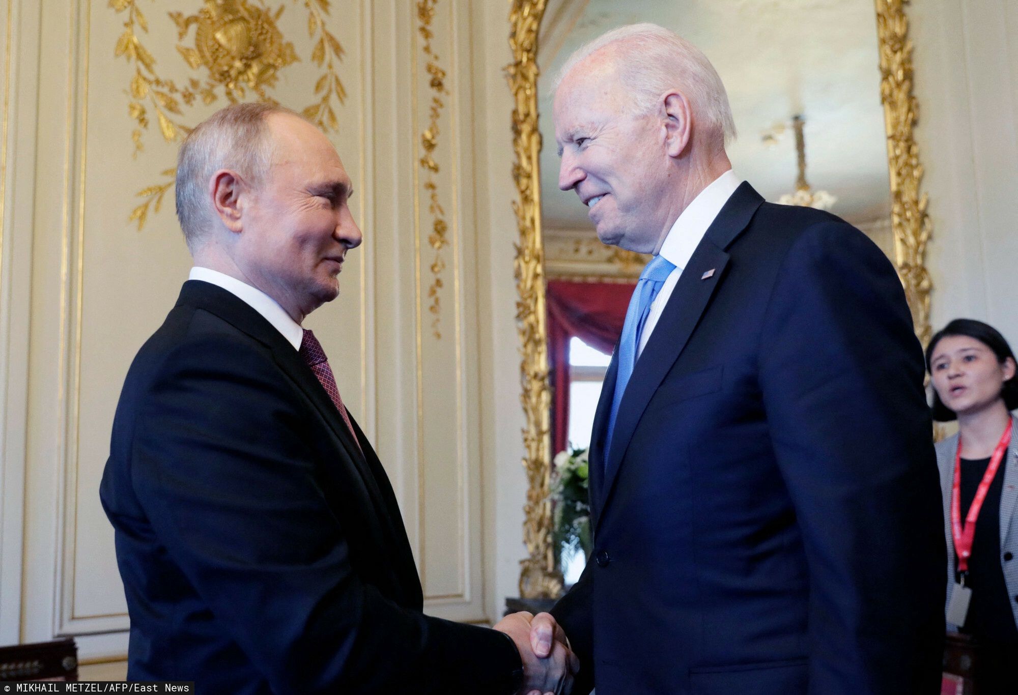 Spotkanie Biden-Putin w GenewieRussian President Vladimir Putin (L) shakes hands with U.S President Joe Biden during their meeting at the 'Villa la Grange' in Geneva, Switzerland in Geneva on June 16, 2021. (Photo by Mikhail METZEL / POOL / AFP)MIKHAIL METZEL