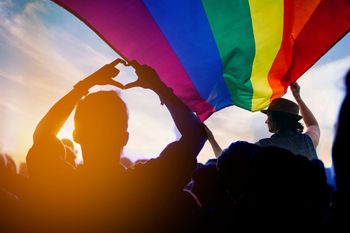 Szczecin: kolorowy piknik na Jasnych Błoniach przed marszem równości