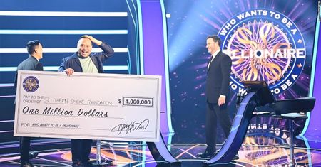 Zgarnął milion dolarów! Jest pierwszym celebrytą, któremu się to udało