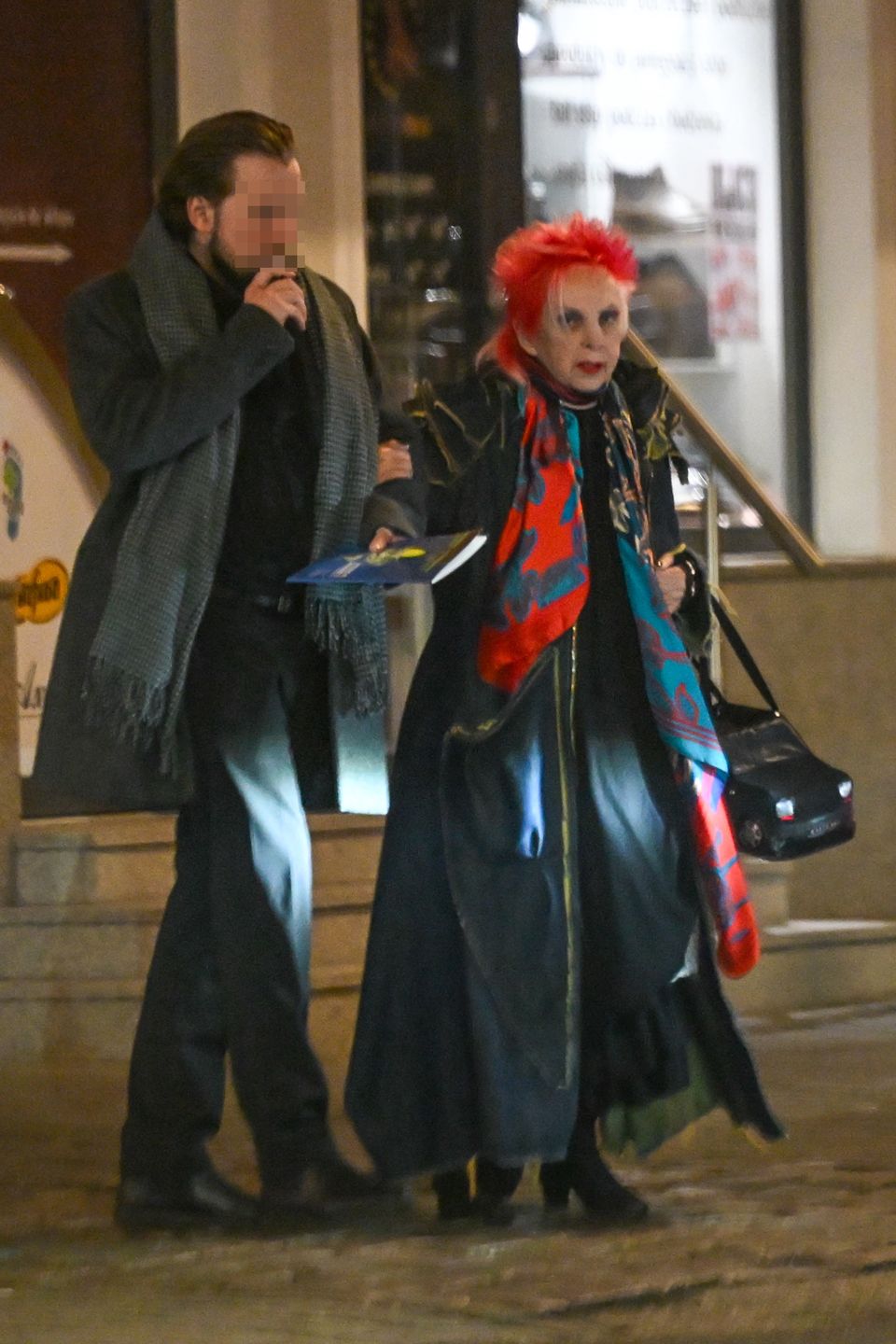 Krystyna Mazurówna kręci się po mieście z młodzieńcem u boku