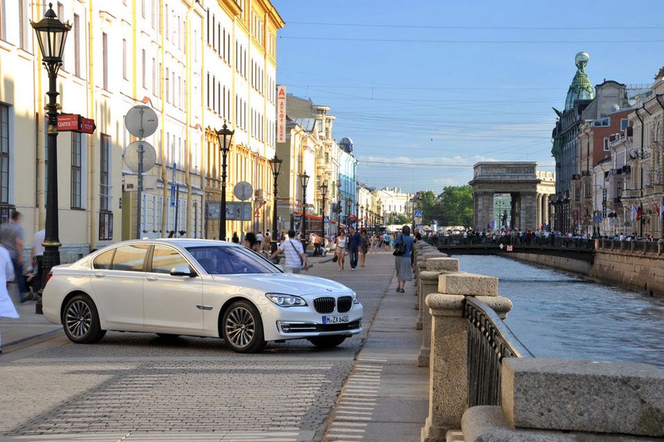 BMW serii 7 na rok 2013 - megagaleria niemieckiego okrętu flagowego 35