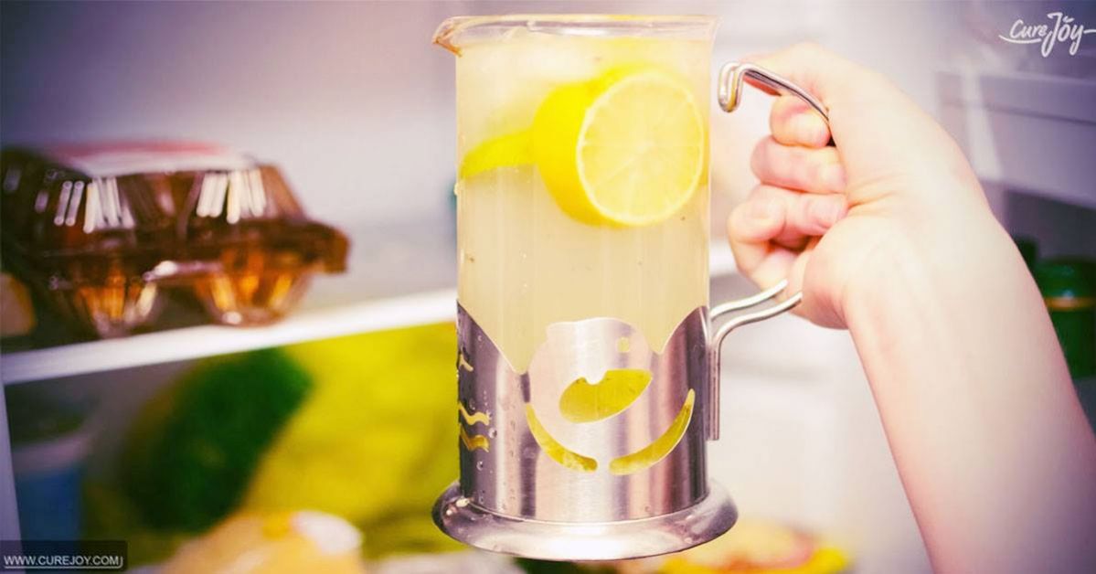 10 istotnych powodów, które powinny przekonać Cię do picia na czczo wody z cytryną