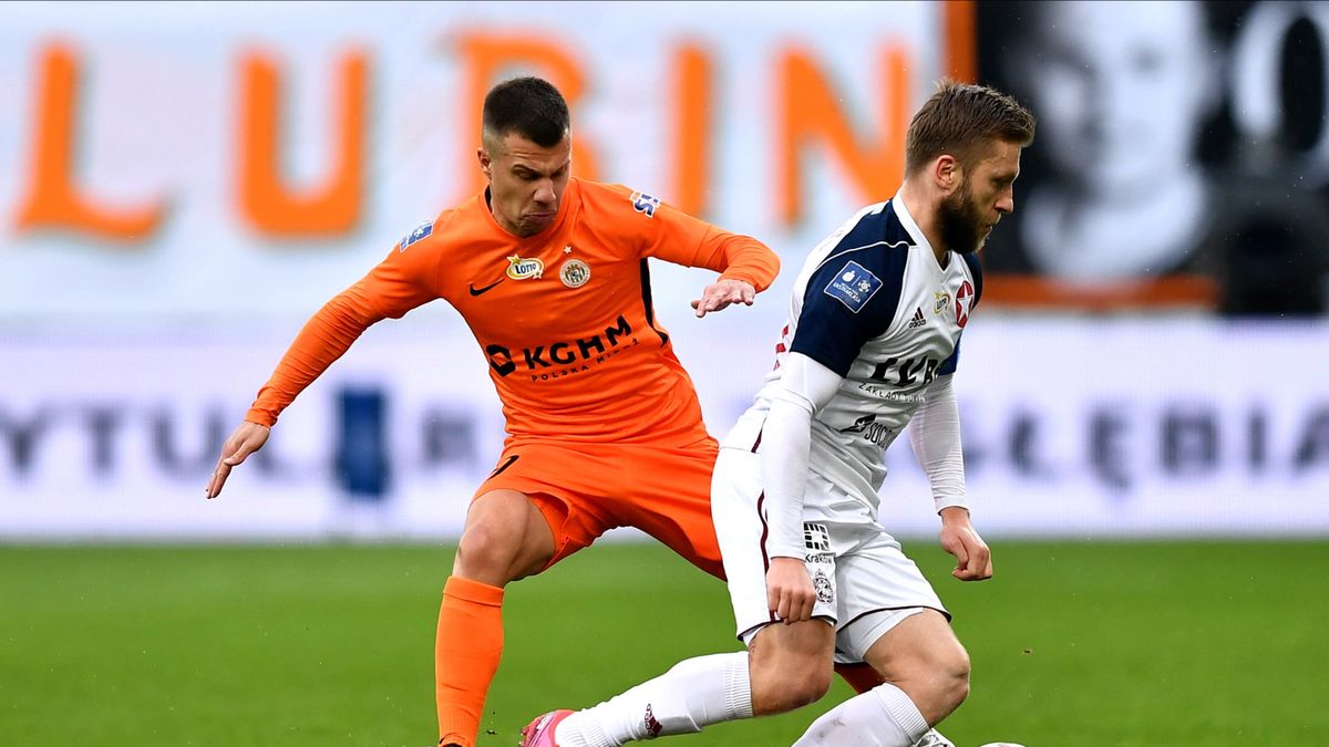 PAP / Maciej Kulczyński / Na zdjęciu: piłkarz KGHM Zagłębie Lubin Damjan Bohar (z lewej) i Kuba Błaszczykowski (z prawej) z Wisły Kraków