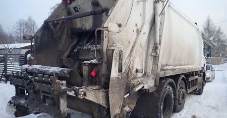 Śląskie. "Śmieciarka" przygniotła mężczyznę do słupa. Interweniował śmigłowiec LPR-u