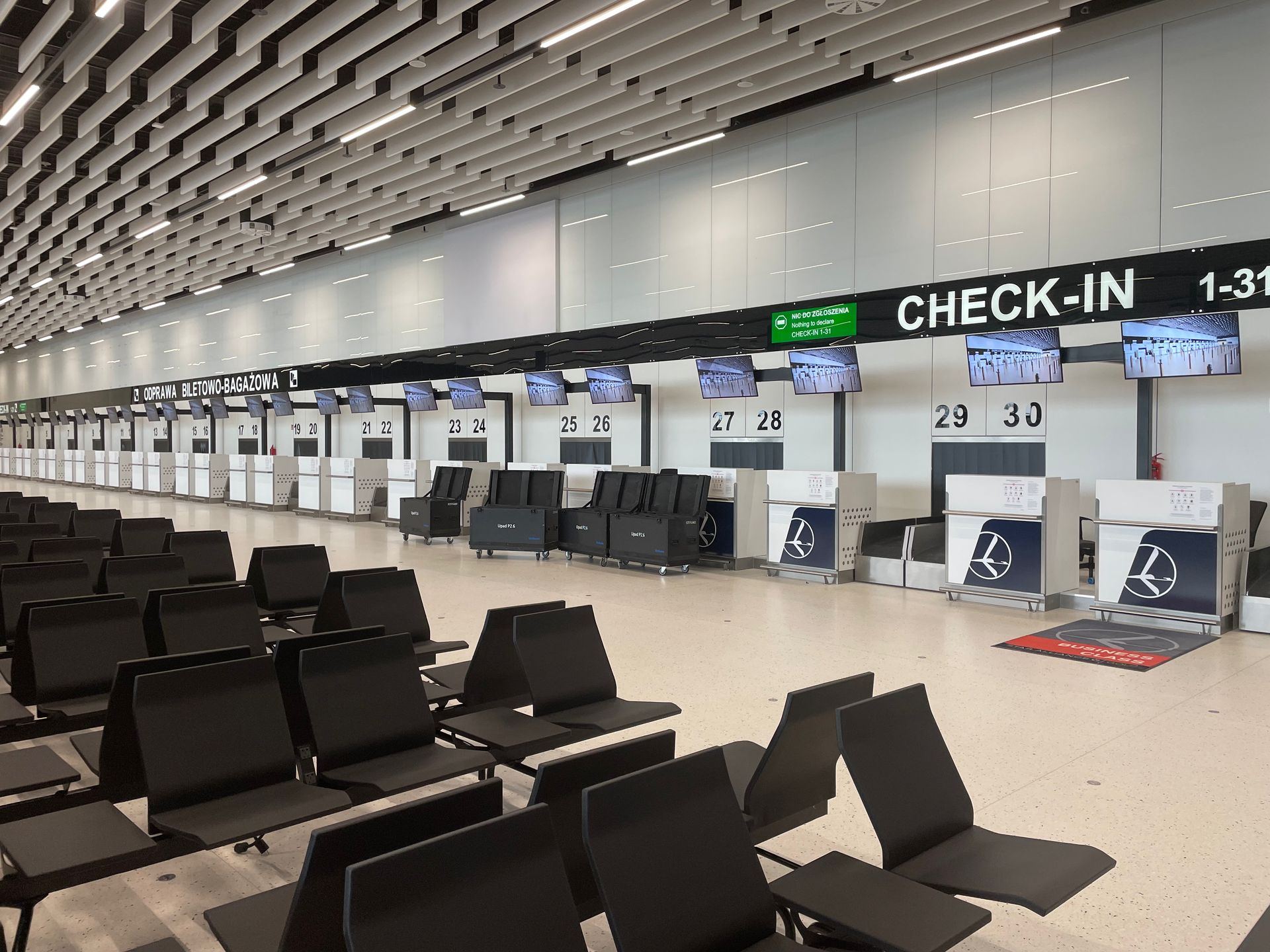W tej strefie mogą odprawić się pasażerowie, którzy nie zrobili tego przez internet, lub muszą nadać bagaż