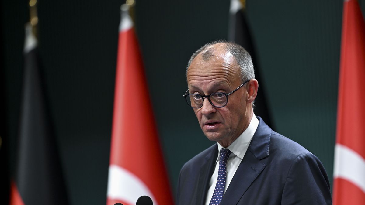 ANKARA, TURKIYE - OCTOBER 30: Turkish President Recep Tayyip Erdogan (not seen) meets with German Chancellor Friedrich Merz at the Presidential Complex where they hold a joint press conference following bilateral and delegation-level talks in Ankara, Turkiye on October 30, 2025. (Photo by Utku Ucrak/Anadolu via Getty Images)