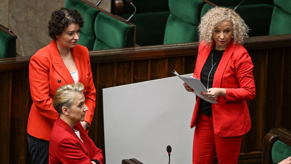 Warszawa, 11.04.2024. Minister ds. równości Katarzyna Kotula (P) oraz posłanki Lewicy Anna Maria Żukowska (L-tył) i Joanna Scheuring-Wielgus (L-przód) na sali obrad Sejmu w Warszawie, 11 bm. Sejm zajmuje się czterema projektami dotyczącymi przepisów aborcyjnych. Dwa projekty w listopadzie złożyła Lewica: jeden z nich częściowo depenalizuje aborcję i pomoc w niej, drugi umożliwia przerwanie ciąży do końca 12. tygodnia jej trwania. (aldg) PAP/Radek Pietruszka