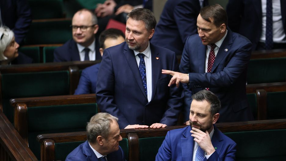 Warszawa, 25.04.2024. Premier Donald Tusk (L), minister spraw zagranicznych Radosław Sikorski (P), minister spraw wewnętrznych i administracji Marcin Kierwiński (2L) i wicepremier, minister obrony Władysław Kosiniak-Kamysz (2P) przed wysłuchaniem wystąpienia ministra spraw zagranicznych w Sejmie w Warszawie, 25 bm. Minister Radosław Sikorski przedstawi informację o zadaniach polskiej polityki zagranicznej w 2024 roku. (aldg) PAP/Leszek Szymański