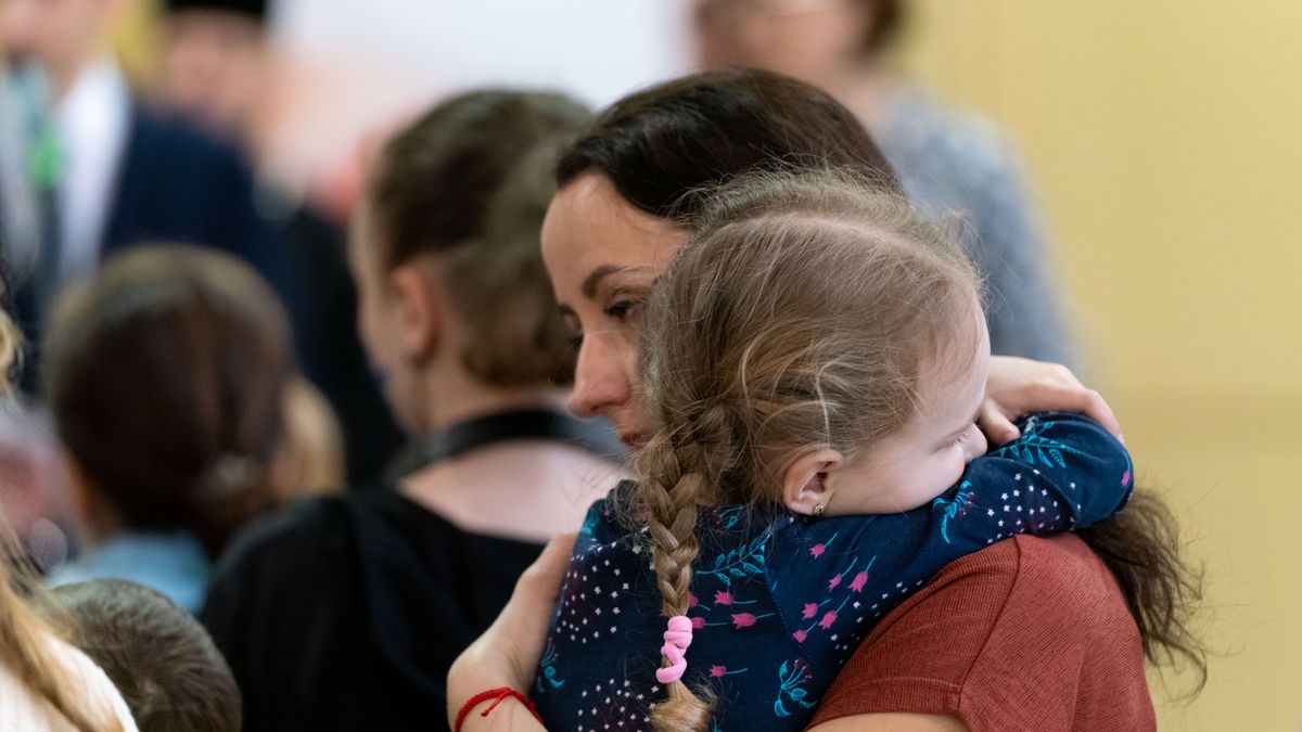 Bialystok, 24.04.2022. Około 500 ukrainskich uchodzcow, w tym ok. 200 dzieci zaproszonych zostalo na sniadanie wielkanocne przygotowywane dla osob przebywajacych w punktach zbiorowego zakwaterowania w Bialymstoku przez Miasto Bialystok wspolnie z Fundacja Rodziny Czarneckich.