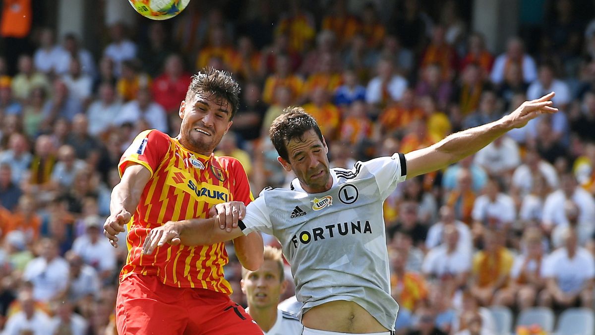 PAP / Piotr Polak / Na zdjęciu: piłkarz Korony Kielce Michal Papadopulos i Inaki Astiz z Legii Warszawa