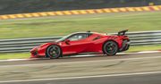 Test: Ferrari SF90 XX Stradale. W tym aucie chodzi o liczby, więc je podaję: 1030 KM. 2,3 s do 100 km/h. 4 miliony złotych